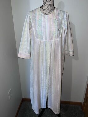 Vintage Collette by Miss Elaine Pastel Seersucker Floral Embroidered House Dress